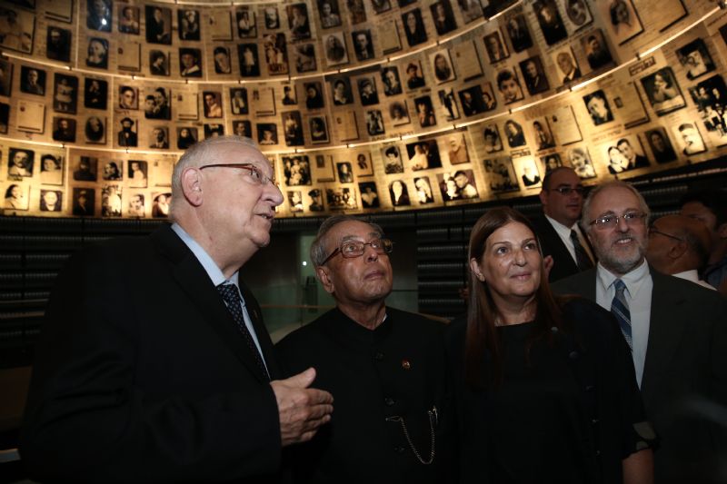 Israel's President Reuven Rivlin,Indian President Pranab Mukherjee, Yad Vashem Director General Dorit Novak and Director of the Yad Vashem Libraries Dr. Robert Rozett in the Hall of Names